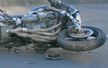 Un motociclist băut a intrat într-un stâlp, la Cuza Vodă